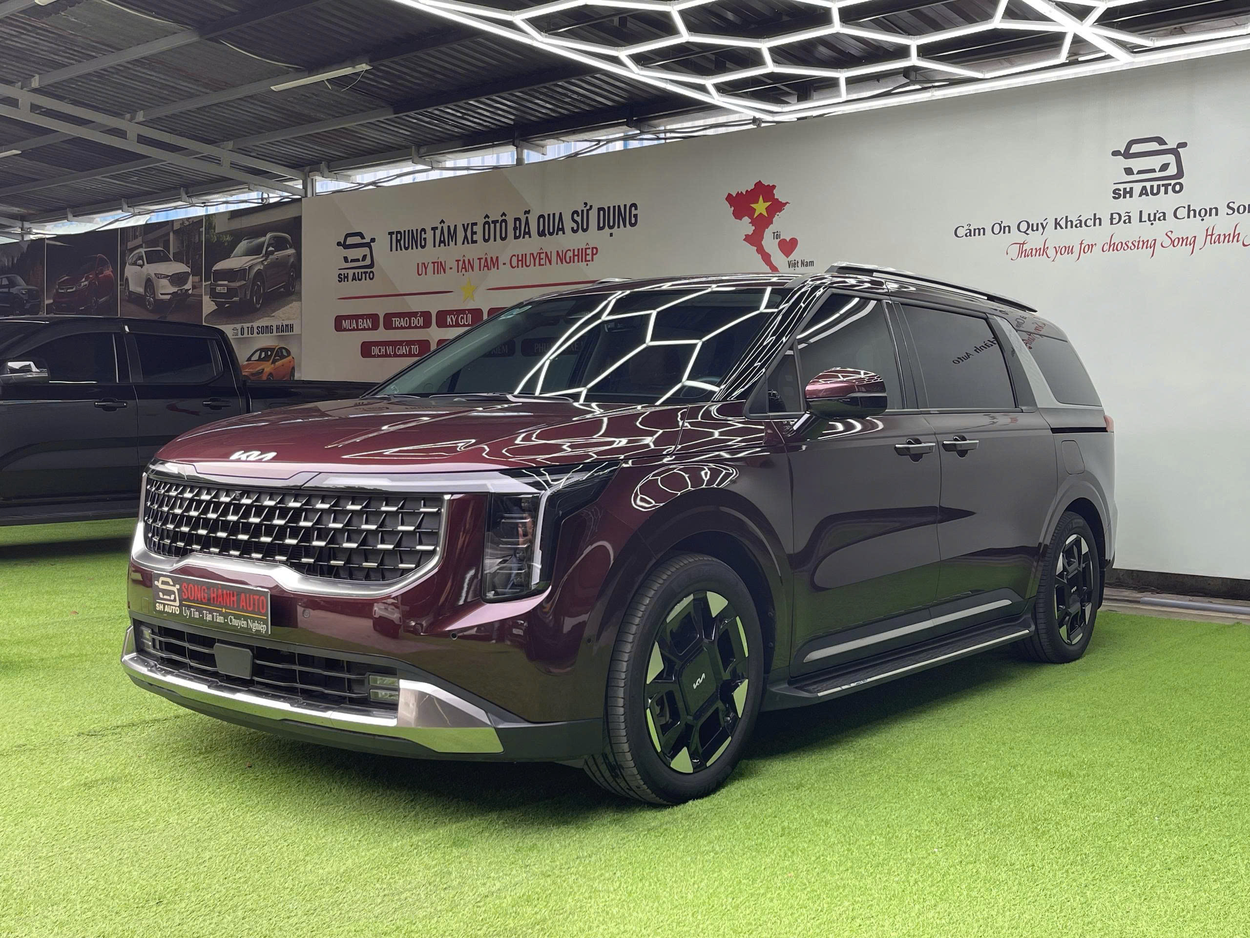 Kia Carnival 2.2D Signature 2025 màu đỏ sang trọng, máy dầu bền bỉ, nhiều công nghệ an toàn, lựa chọn MPV cao cấp cho gia đình.