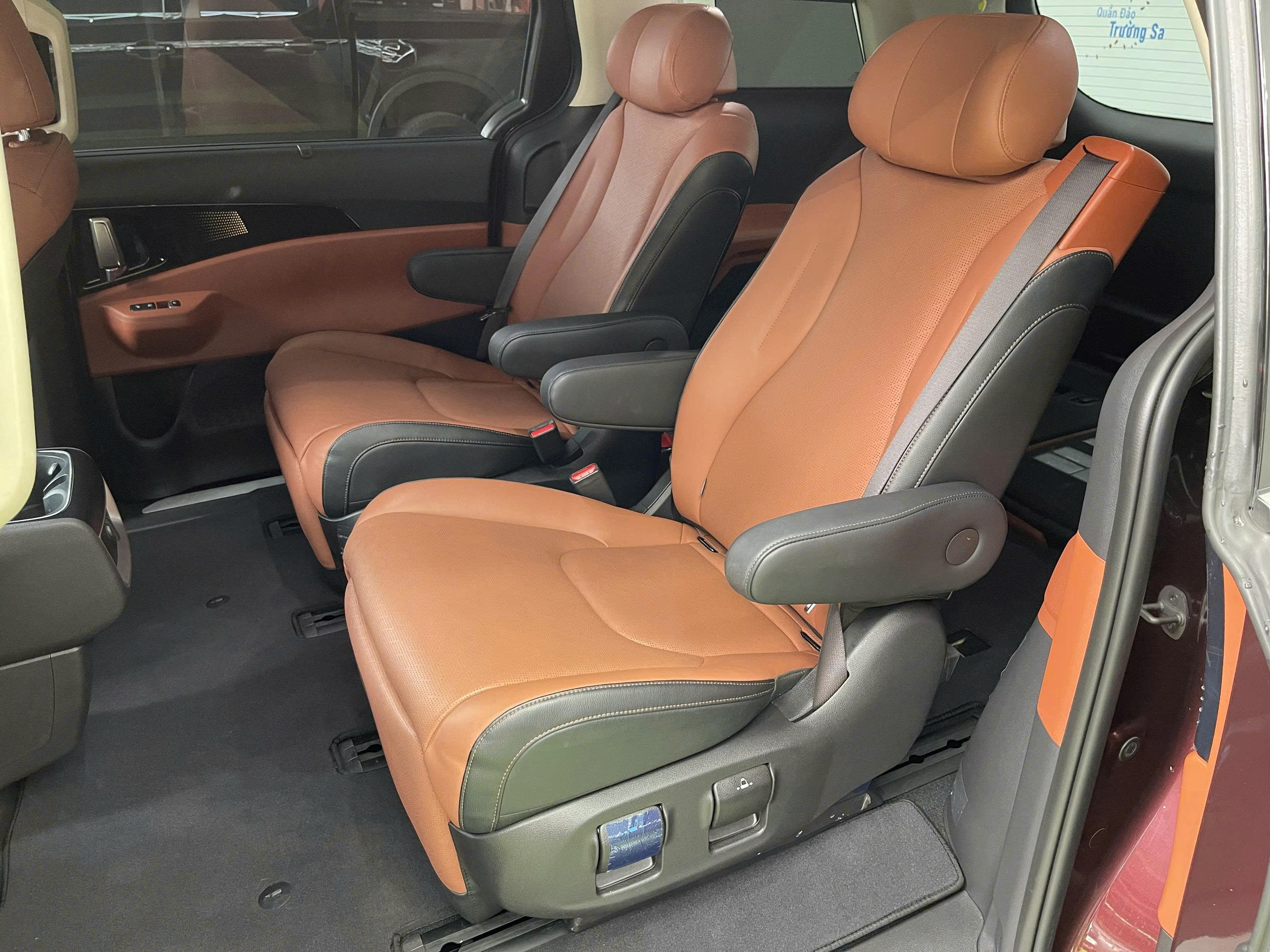 Kia Carnival 2.2D Signature 2025 màu đỏ sang trọng, máy dầu bền bỉ, nhiều công nghệ an toàn, lựa chọn MPV cao cấp cho gia đình.