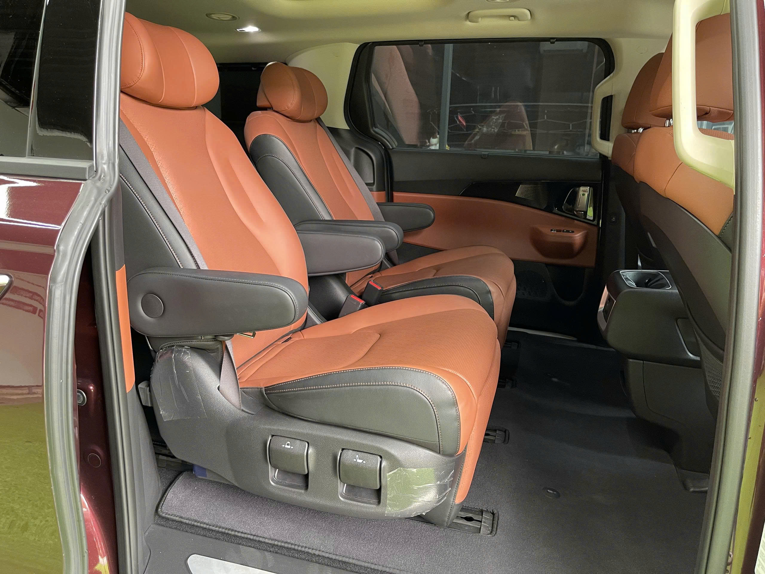 Kia Carnival 2.2D Signature 2025 màu đỏ sang trọng, máy dầu bền bỉ, nhiều công nghệ an toàn, lựa chọn MPV cao cấp cho gia đình.