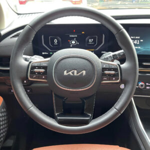 Kia Carnival 2.2D Signature 2025 màu đỏ sang trọng, máy dầu bền bỉ, nhiều công nghệ an toàn, lựa chọn MPV cao cấp cho gia đình.