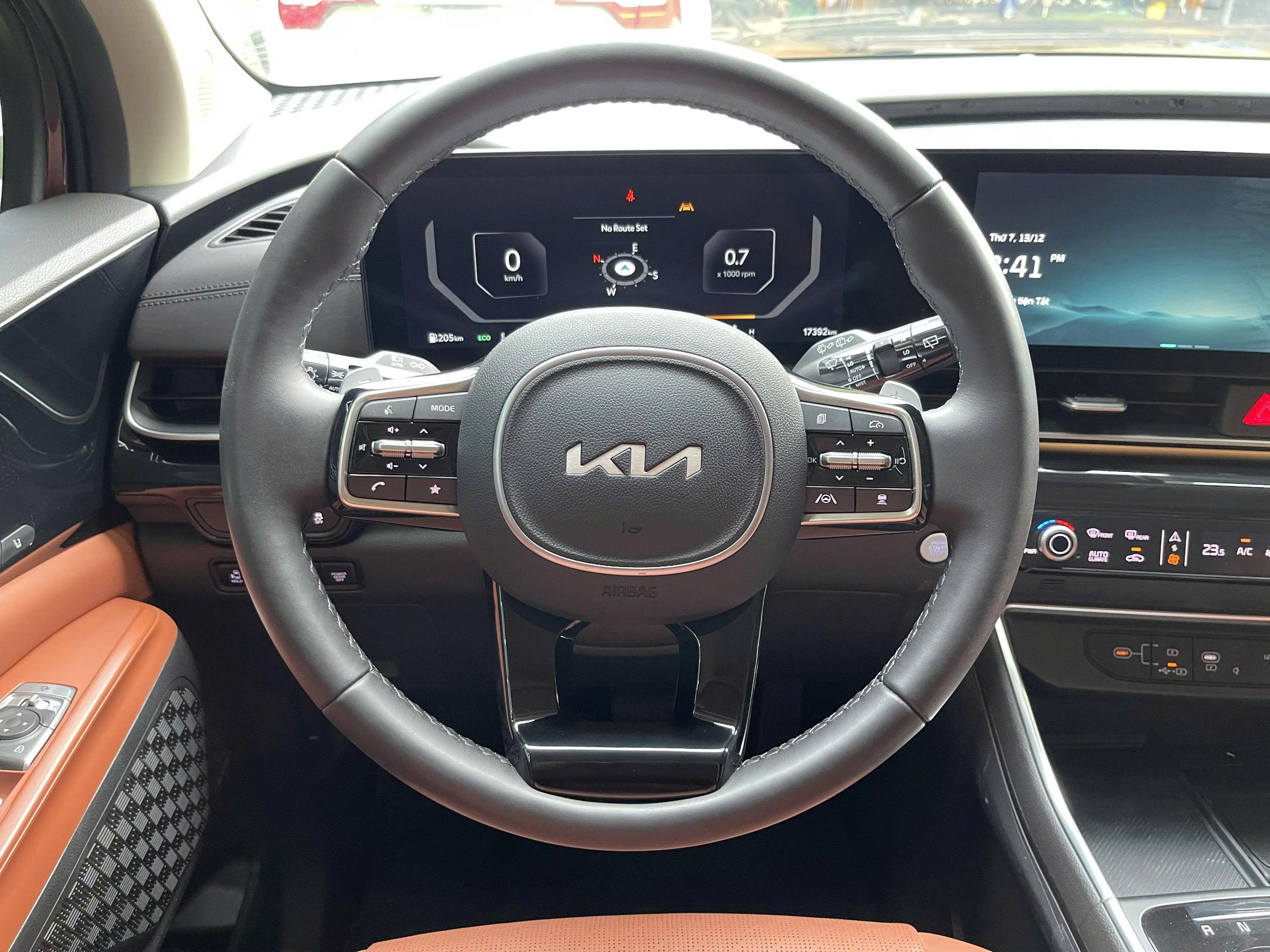 Kia Carnival 2.2D Signature 2025 màu đỏ sang trọng, máy dầu bền bỉ, nhiều công nghệ an toàn, lựa chọn MPV cao cấp cho gia đình.