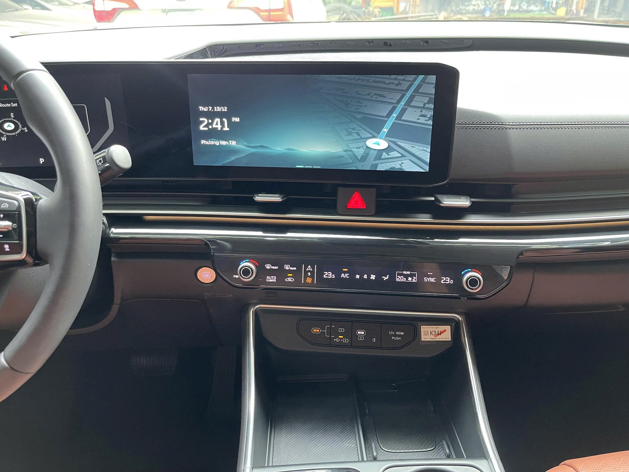Kia Carnival 2.2D Signature 2025 màu đỏ sang trọng, máy dầu bền bỉ, nhiều công nghệ an toàn, lựa chọn MPV cao cấp cho gia đình.