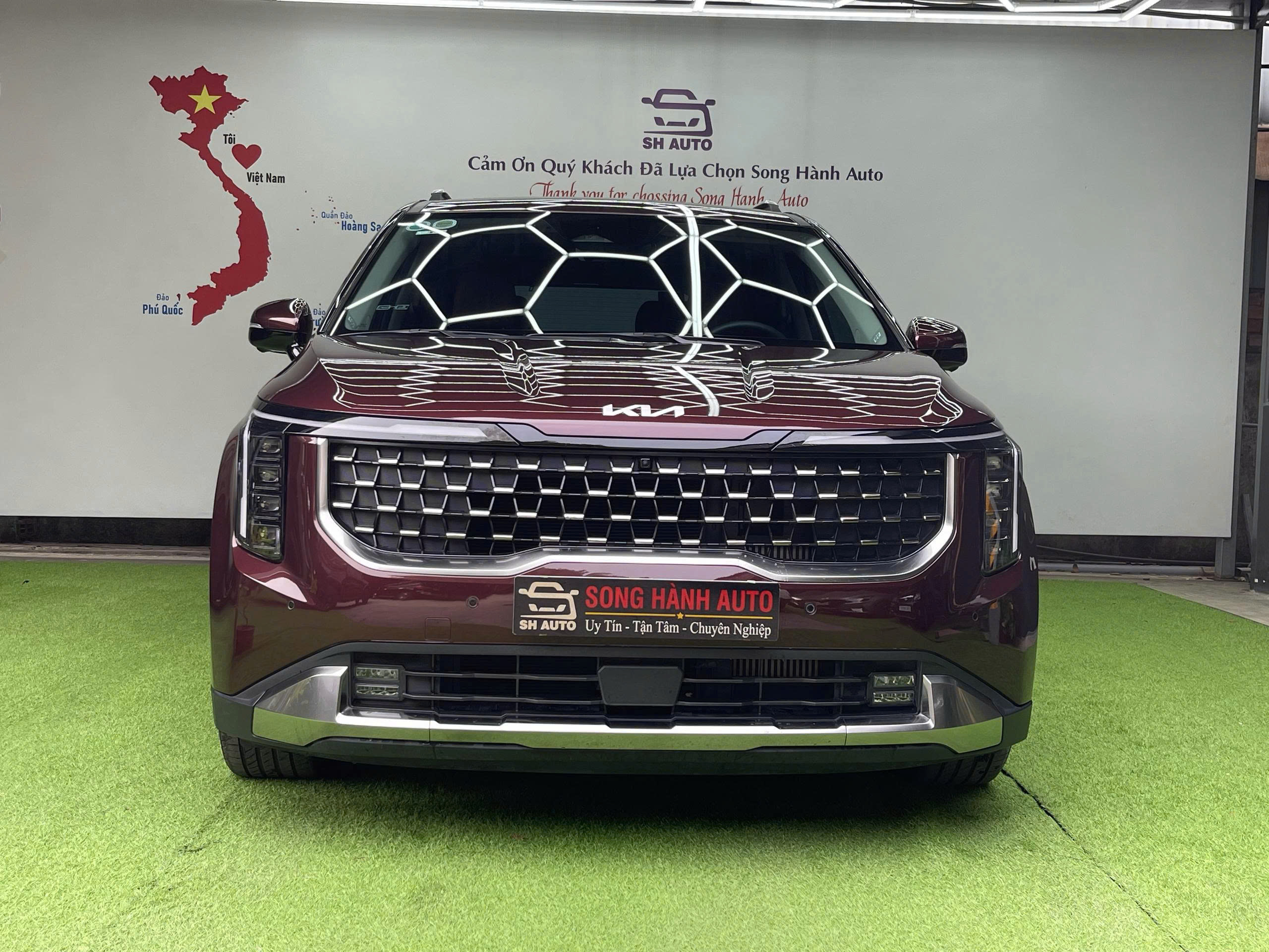 Kia Carnival 2.2D Signature 2025 màu đỏ sang trọng, máy dầu bền bỉ, nhiều công nghệ an toàn, lựa chọn MPV cao cấp cho gia đình.