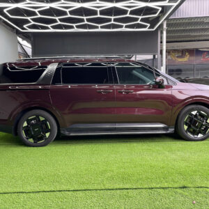 Kia Carnival 2.2D Signature 2025 màu đỏ sang trọng, máy dầu bền bỉ, nhiều công nghệ an toàn, lựa chọn MPV cao cấp cho gia đình.