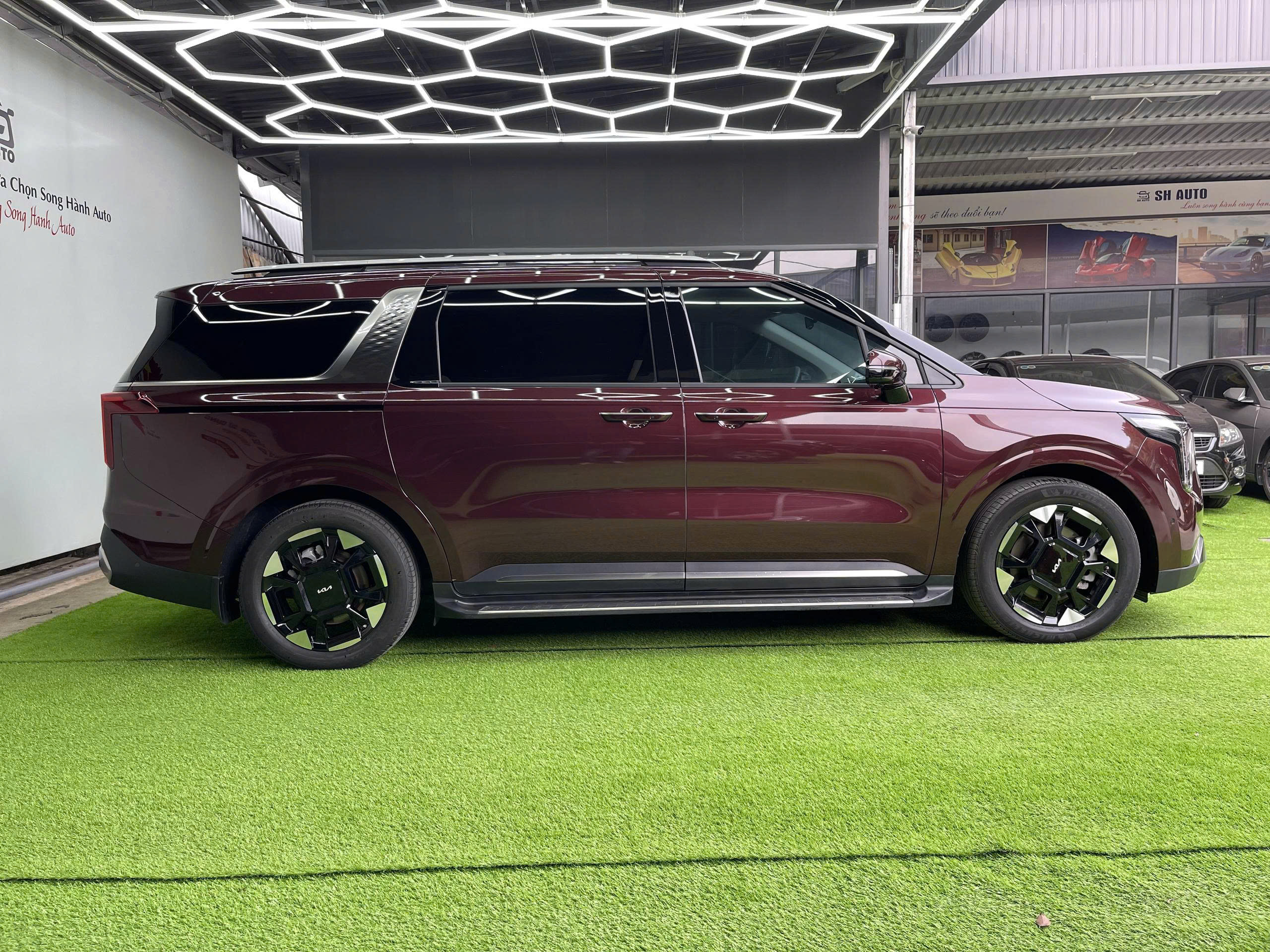 Kia Carnival 2.2D Signature 2025 màu đỏ sang trọng, máy dầu bền bỉ, nhiều công nghệ an toàn, lựa chọn MPV cao cấp cho gia đình.