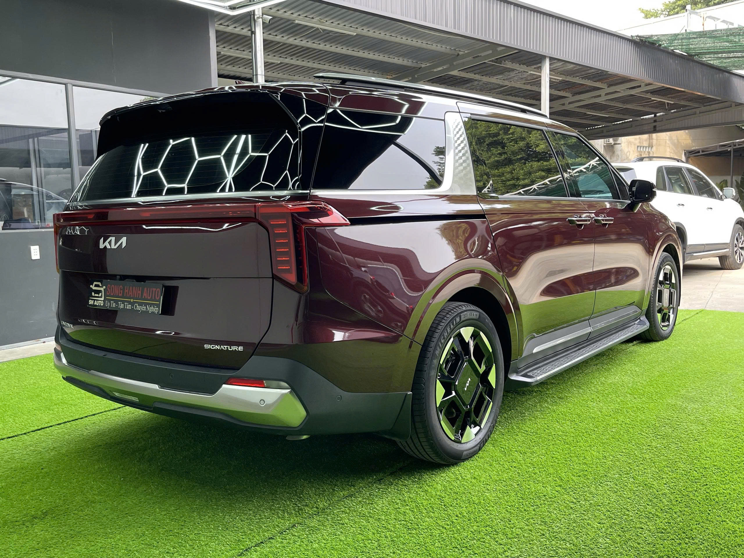 Kia Carnival 2.2D Signature 2025 màu đỏ sang trọng, máy dầu bền bỉ, nhiều công nghệ an toàn, lựa chọn MPV cao cấp cho gia đình.