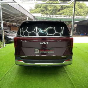 Kia Carnival 2.2D Signature 2025 màu đỏ sang trọng, máy dầu bền bỉ, nhiều công nghệ an toàn, lựa chọn MPV cao cấp cho gia đình.