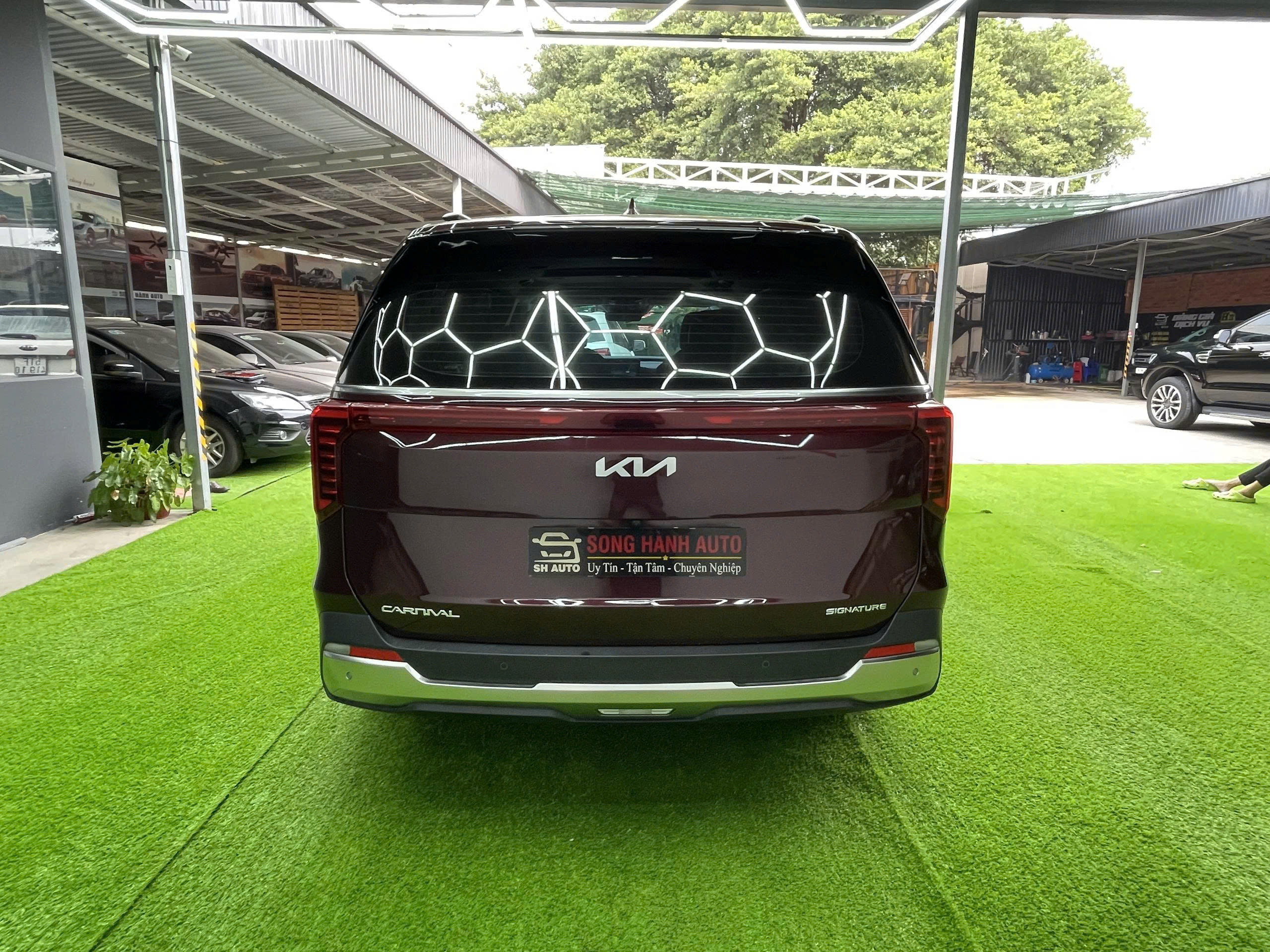 Kia Carnival 2.2D Signature 2025 màu đỏ sang trọng, máy dầu bền bỉ, nhiều công nghệ an toàn, lựa chọn MPV cao cấp cho gia đình.