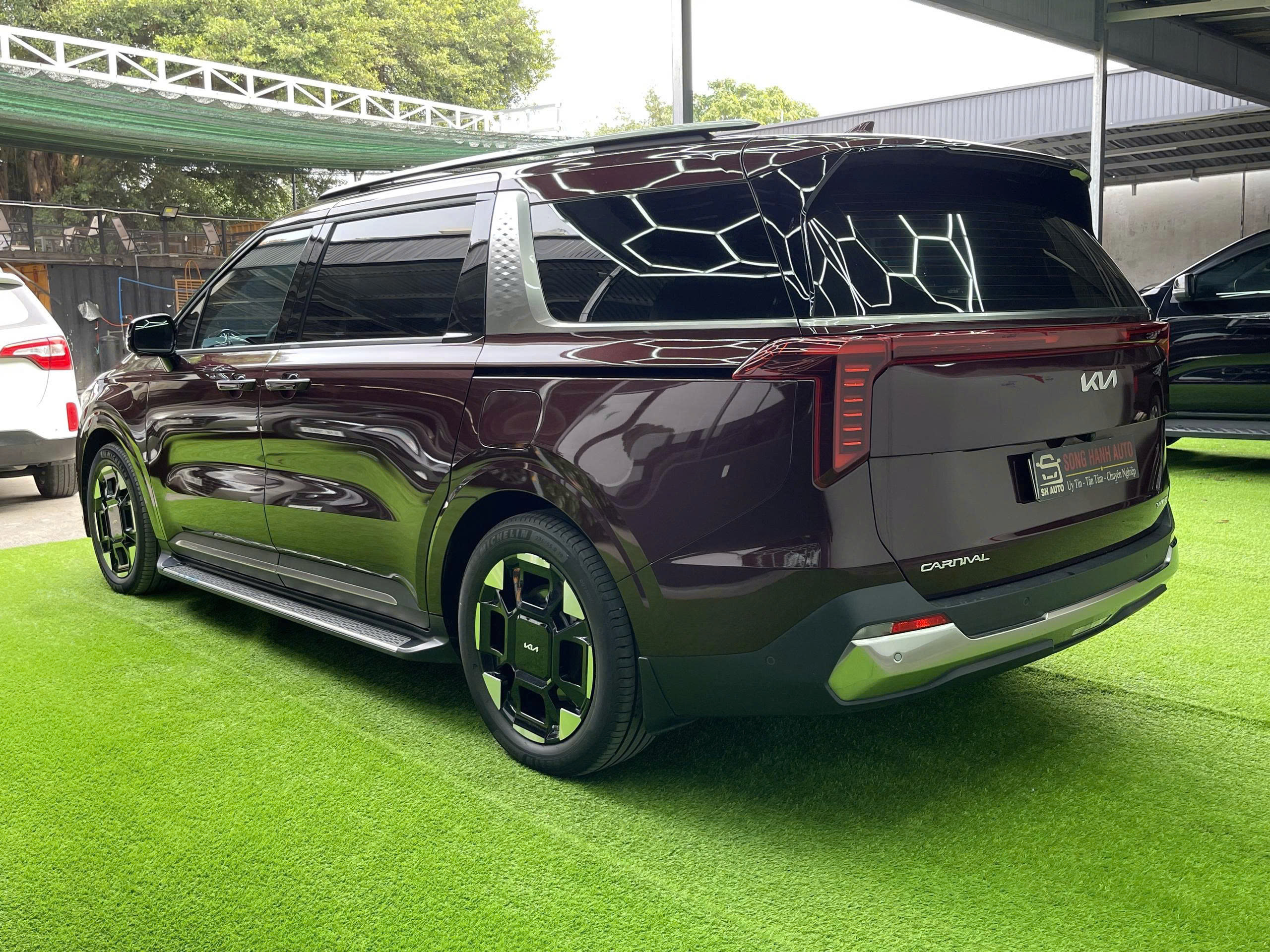 Kia Carnival 2.2D Signature 2025 màu đỏ sang trọng, máy dầu bền bỉ, nhiều công nghệ an toàn, lựa chọn MPV cao cấp cho gia đình.