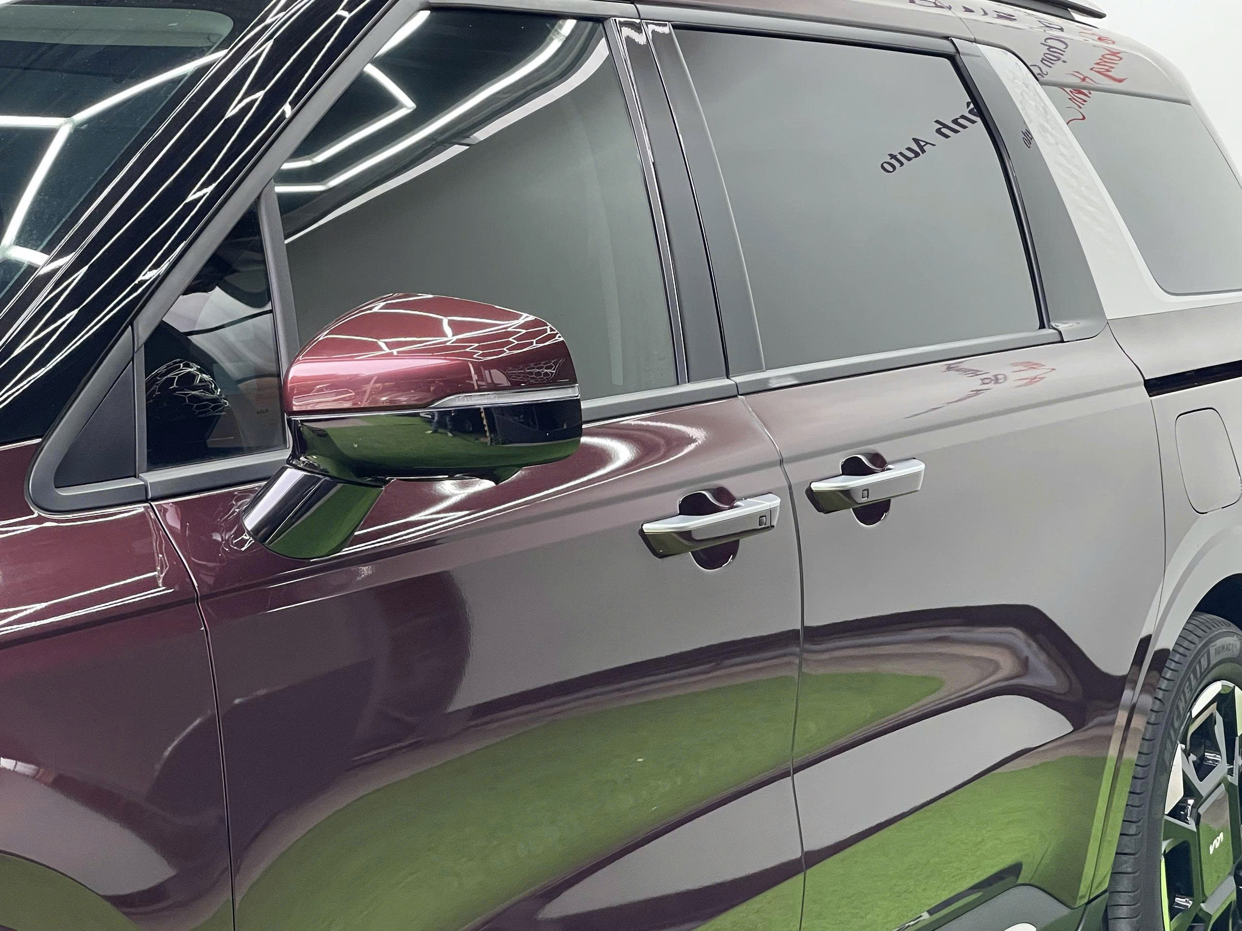 Kia Carnival 2.2D Signature 2025 màu đỏ sang trọng, máy dầu bền bỉ, nhiều công nghệ an toàn, lựa chọn MPV cao cấp cho gia đình.